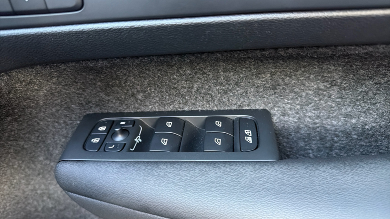 Volvo XC40 2.0 B4P Ultra Dark 5dr Auto Petrol Estate